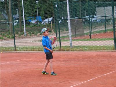 De jongens in actie tijdens de disco-avond