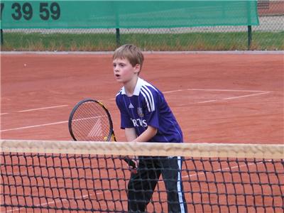 De jongens in actie tijdens de disco-avond
